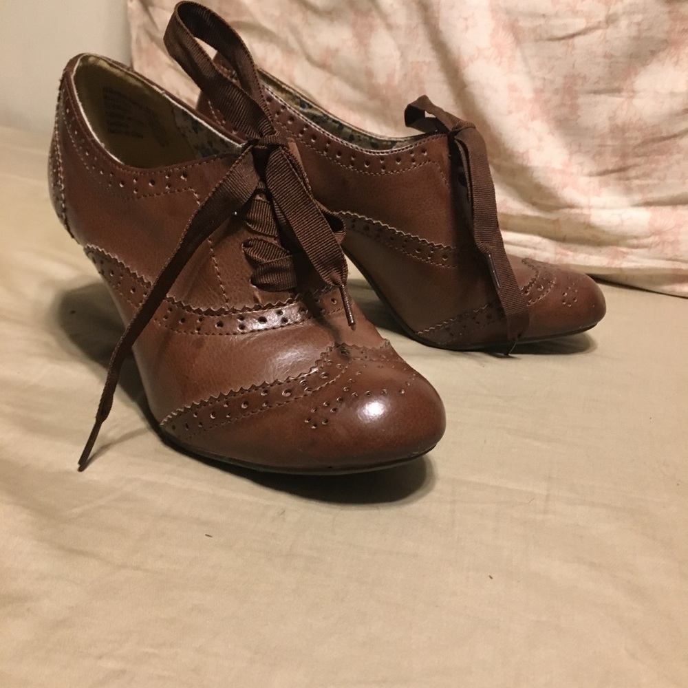 Adorable vintage looking heeled booties